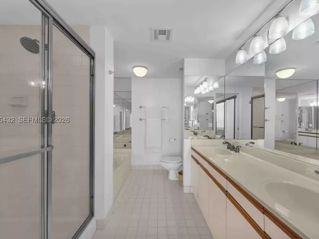 3-bedroom condo for sale in Aventura - 3610 Yacht Club Dr 1001 - MondialRealty