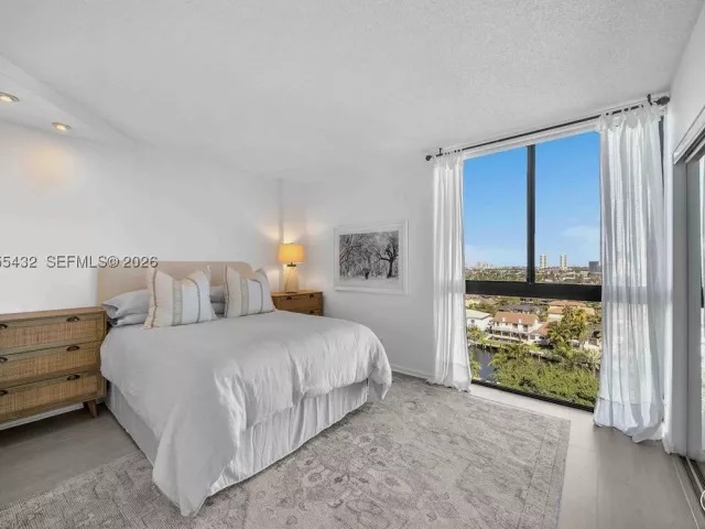 3-bedroom condo for sale in Aventura - 3610 Yacht Club Dr 1001 - MondialRealty