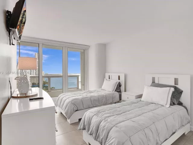 2-bedroom condo for rent in Miami - 1717 N Bayshore Dr A-2440 - MondialRealty