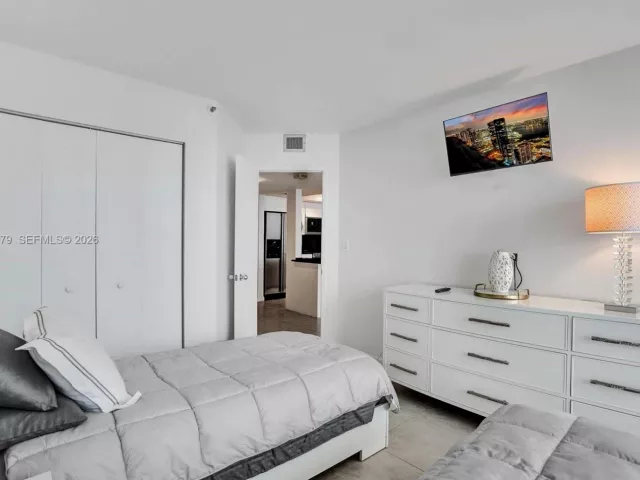 2-bedroom condo for rent in Miami - 1717 N Bayshore Dr A-2440 - MondialRealty