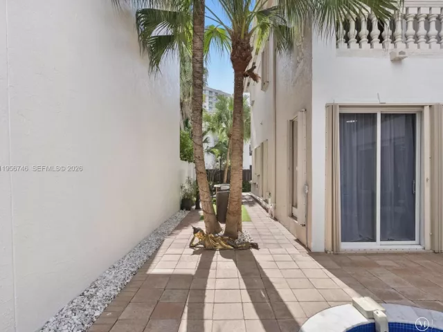 5-bedroom home for sale in Sunny Isles Beach - 3960 194th Trl - MondialRealty