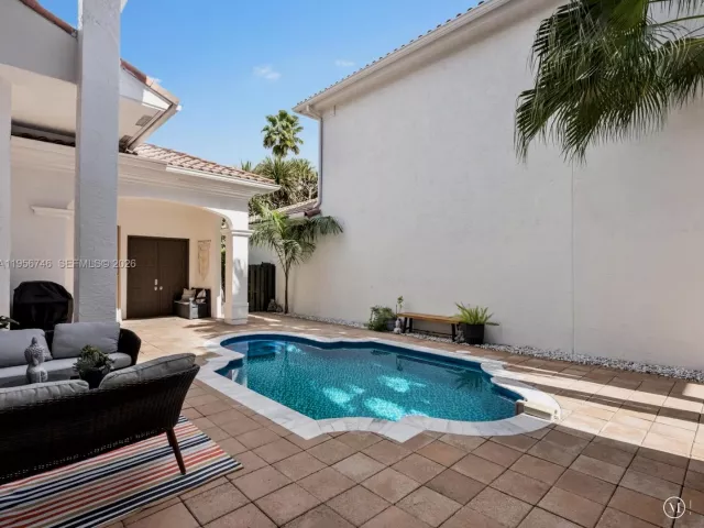 5-bedroom home for sale in Sunny Isles Beach - 3960 194th Trl - MondialRealty