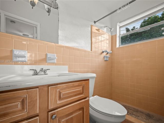 Home for rent at 701 N 70th Ave 0 - photo 7450482