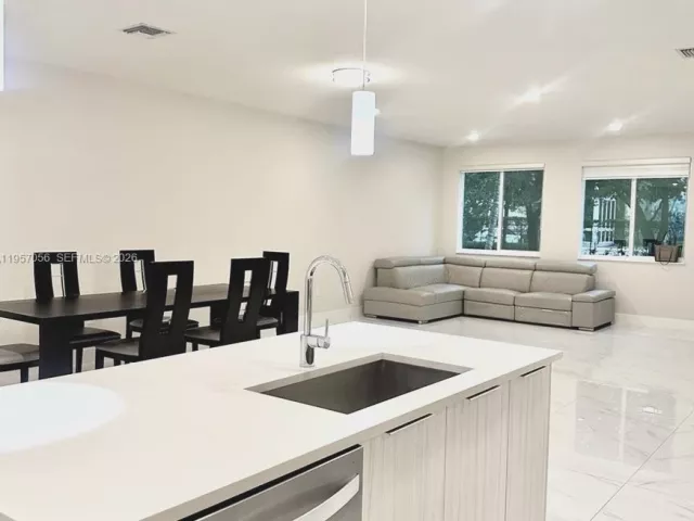 3-bedroom home for rent in Doral - 10420 NW 67th St 10420 - MondialRealty