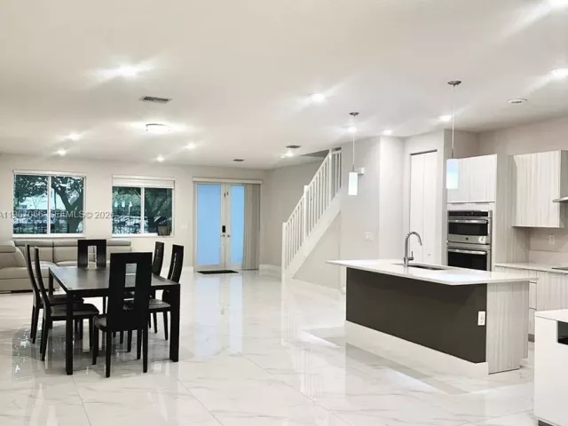 3-bedroom home for rent in Doral - 10420 NW 67th St 10420 - MondialRealty