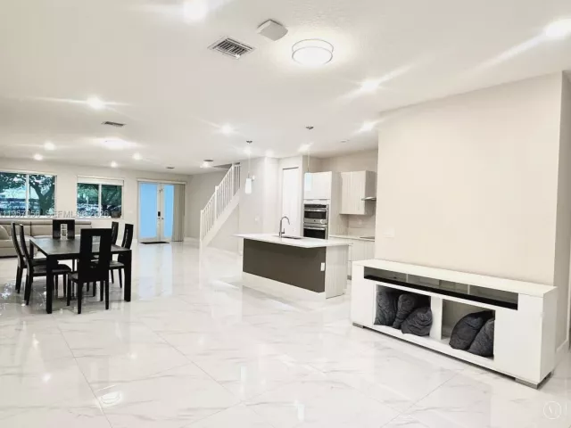 3-bedroom home for rent in Doral - 10420 NW 67th St 10420 - MondialRealty