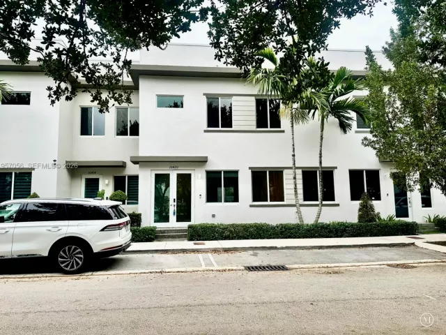 3-bedroom home for rent in Doral - 10420 NW 67th St 10420 - MondialRealty