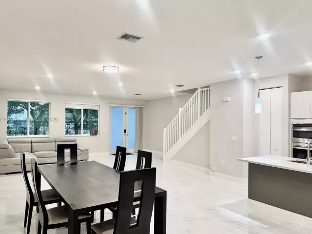 3-bedroom home for rent in Doral - 10420 NW 67th St 10420 - MondialRealty