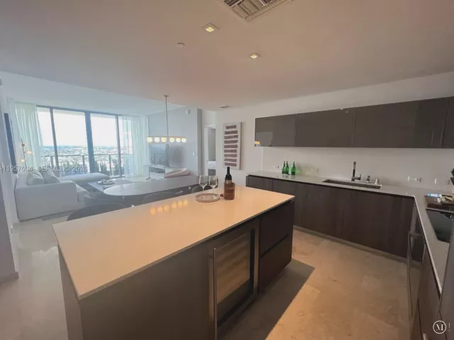 2-bedroom condo for rent in Miami - 88 SW 7th St 2404 - MondialRealty