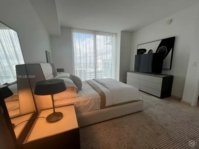 2-bedroom condo for rent in Miami - 88 SW 7th St 2404 - MondialRealty