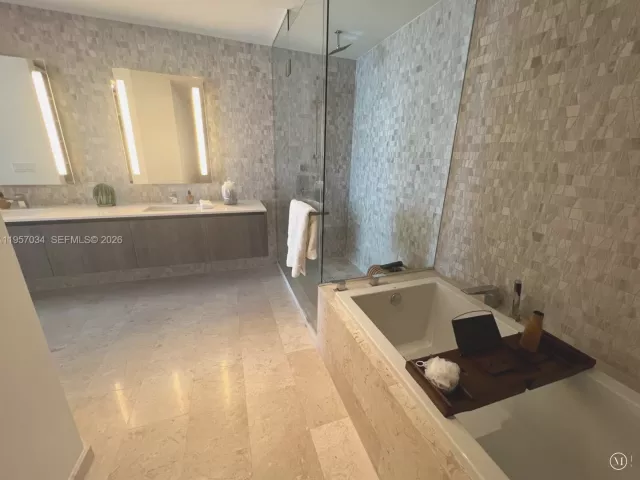 2-bedroom condo for rent in Miami - 88 SW 7th St 2404 - MondialRealty