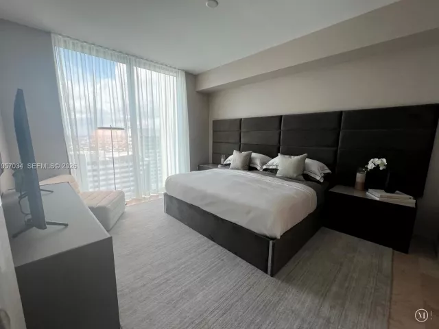 2-bedroom condo for rent in Miami - 88 SW 7th St 2404 - MondialRealty