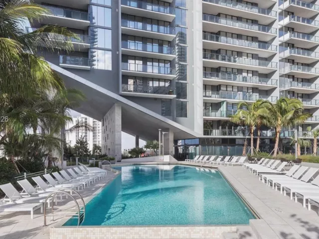 2-bedroom condo for rent in Miami - 88 SW 7th St 2404 - MondialRealty