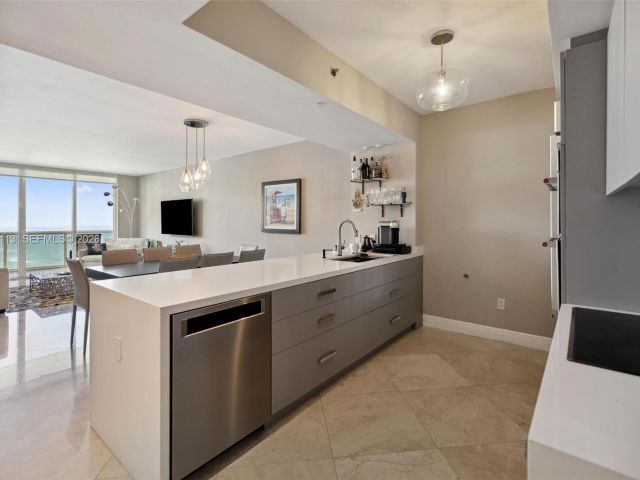 Apartment for rent  Unit #4211 - photo 7314004