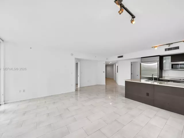 2-bedroom condo for rent in Miami - 500 Brickell Ave 501 - MondialRealty