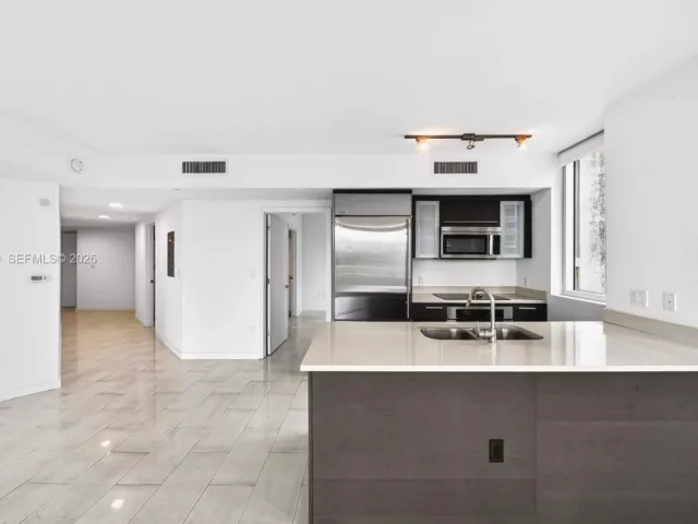 2-bedroom condo for rent in Miami - 500 Brickell Ave 501 - MondialRealty