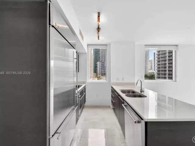 2-bedroom condo for rent in Miami - 500 Brickell Ave 501 - MondialRealty