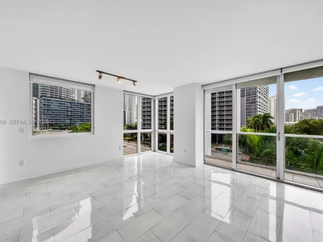 2-bedroom condo for rent in Miami - 500 Brickell Ave 501 - MondialRealty