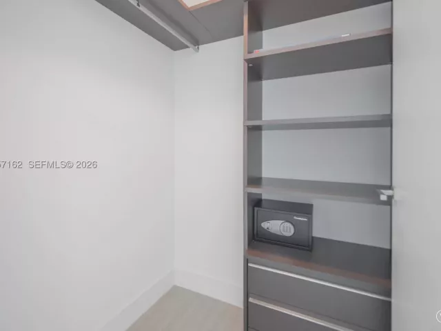 3-bedroom condo for sale in Aventura - 3250 NE 188th St 404 - MondialRealty