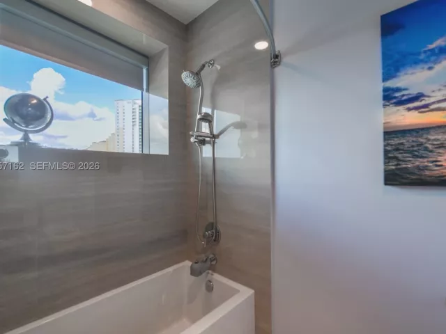 3-bedroom condo for sale in Aventura - 3250 NE 188th St 404 - MondialRealty
