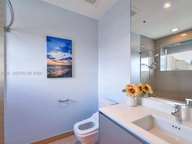 3-bedroom condo for sale in Aventura - 3250 NE 188th St 404 - MondialRealty