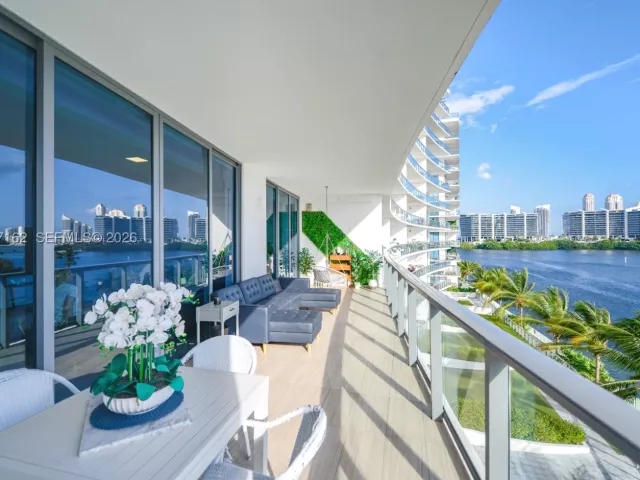 3-bedroom condo for sale in Aventura - 3250 NE 188th St 404 - MondialRealty