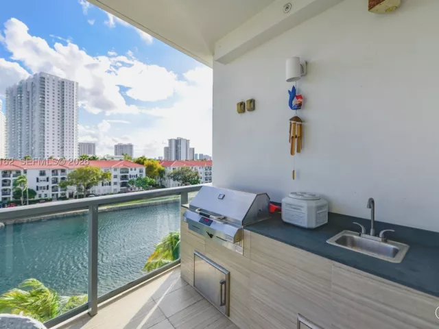 3-bedroom condo for sale in Aventura - 3250 NE 188th St 404 - MondialRealty