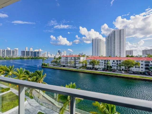 3-bedroom condo for sale in Aventura - 3250 NE 188th St 404 - MondialRealty