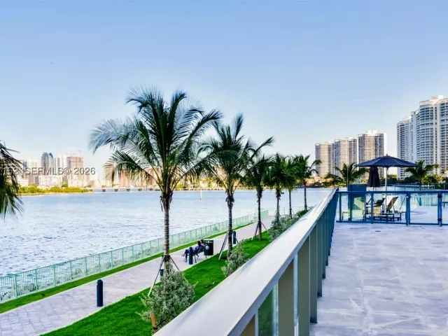 3-bedroom condo for sale in Aventura - 3250 NE 188th St 404 - MondialRealty