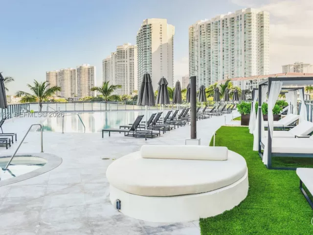 3-bedroom condo for sale in Aventura - 3250 NE 188th St 404 - MondialRealty