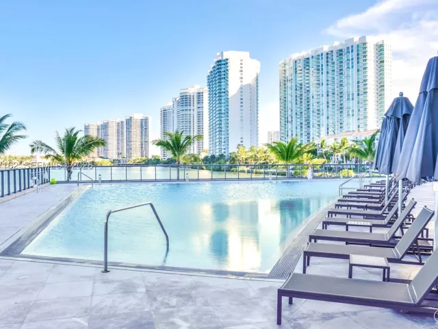 3-bedroom condo for sale in Aventura - 3250 NE 188th St 404 - MondialRealty