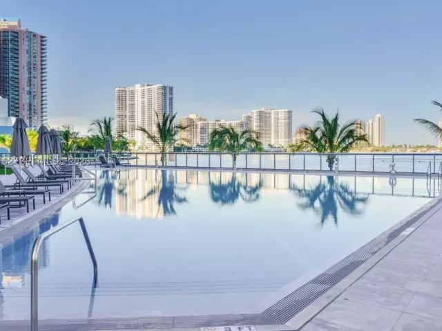 3-bedroom condo for sale in Aventura - 3250 NE 188th St 404 - MondialRealty