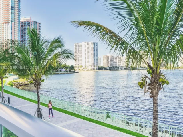 3-bedroom condo for sale in Aventura - 3250 NE 188th St 404 - MondialRealty