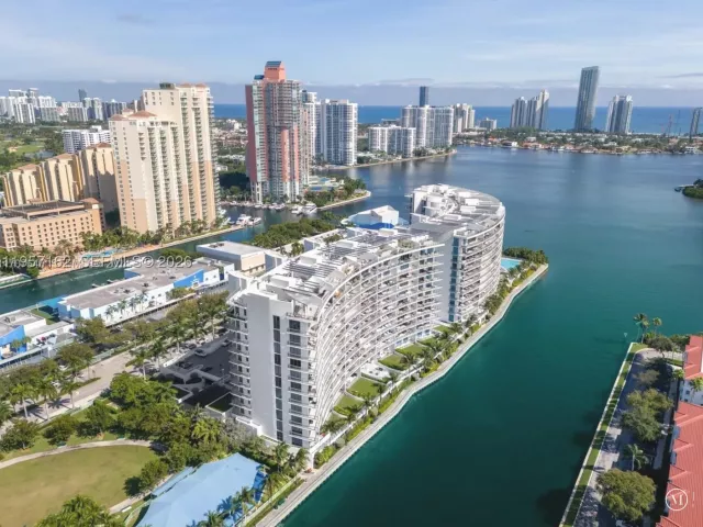 3-bedroom condo for sale in Aventura - 3250 NE 188th St 404 - MondialRealty