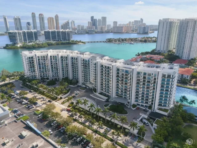3-bedroom condo for sale in Aventura - 3250 NE 188th St 404 - MondialRealty