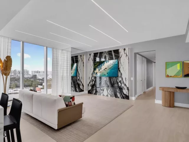 4-bedroom condo for sale in Sunny Isles Beach - 18501 Collins Ave 704 - MondialRealty