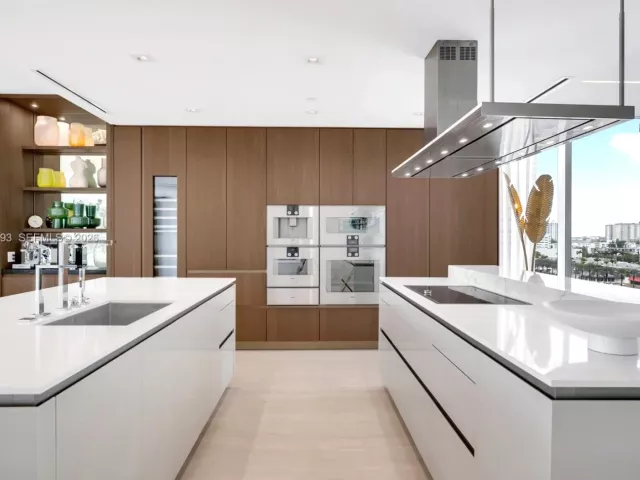 4-bedroom condo for sale in Sunny Isles Beach - 18501 Collins Ave 704 - MondialRealty