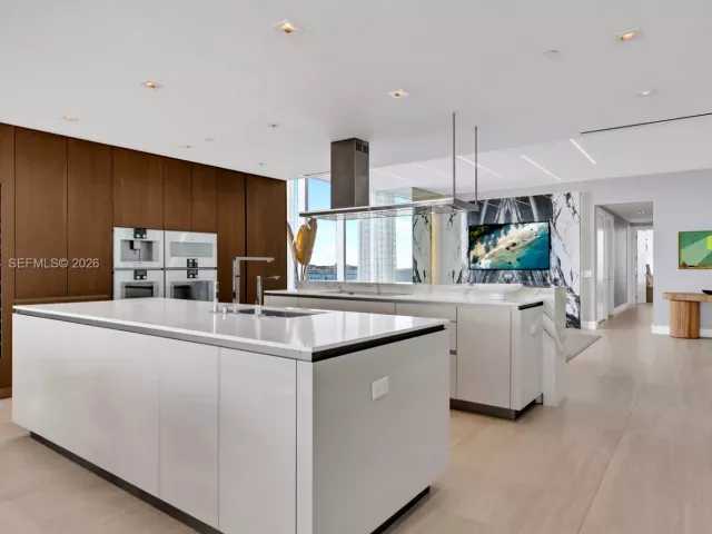 4-bedroom condo for sale in Sunny Isles Beach - 18501 Collins Ave 704 - MondialRealty