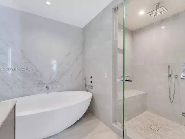 4-bedroom condo for sale in Sunny Isles Beach - 18501 Collins Ave 704 - MondialRealty