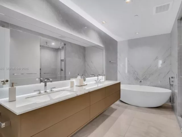 4-bedroom condo for sale in Sunny Isles Beach - 18501 Collins Ave 704 - MondialRealty