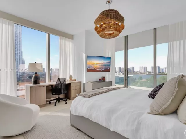 4-bedroom condo for sale in Sunny Isles Beach - 18501 Collins Ave 704 - MondialRealty