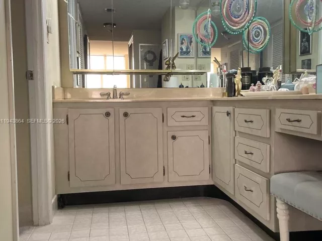 1-bedroom condo for sale in Miami Beach - 6039 Collins Ave 1232 - MondialRealty