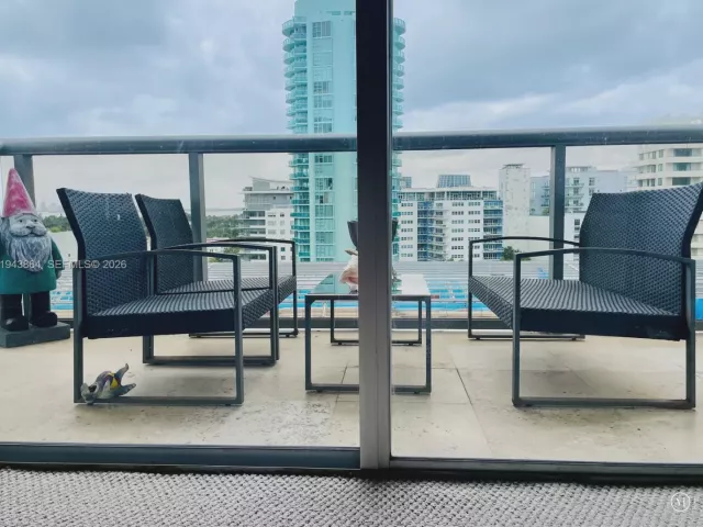 1-bedroom condo for sale in Miami Beach - 6039 Collins Ave 1232 - MondialRealty