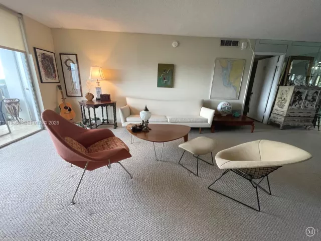 1-bedroom condo for sale in Miami Beach - 6039 Collins Ave 1232 - MondialRealty