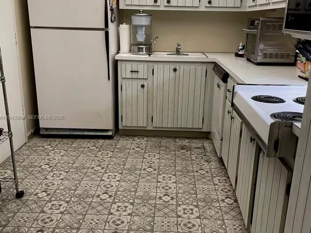 1-bedroom condo for sale in Miami Beach - 6039 Collins Ave 1232 - MondialRealty