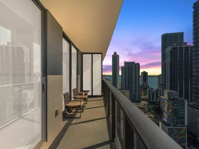 1-bedroom condo for sale in Miami - 55 SW 9th St 3005 - MondialRealty