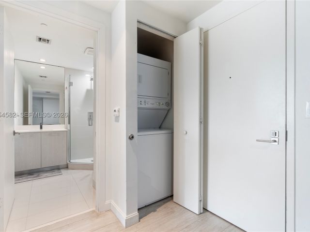 1-bedroom condo for sale in Miami - 55 SW 9th St 3005 - MondialRealty