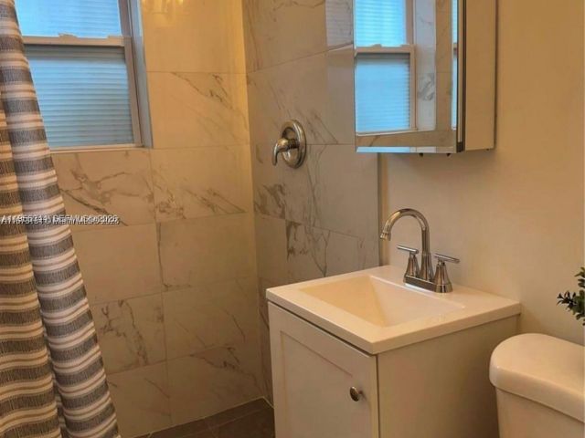 2-bedroom home for rent in North Miami Beach - 2500 NE 181st St 0 - MondialRealty