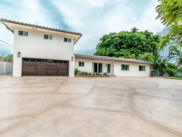 5-bedroom home for rent in Fort Lauderdale - 2275 SW 44th Street - MondialRealty