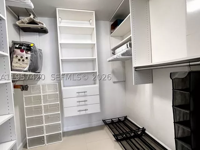 1-bedroom condo for sale in Miami - 475 Brickell Ave 4511 - MondialRealty
